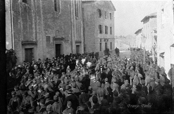 sunčano dopodne početkom studenog 1918. u Črničama