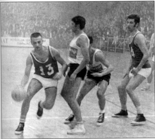 Slobodan Kolaković u akciji ispod protivničkog koša