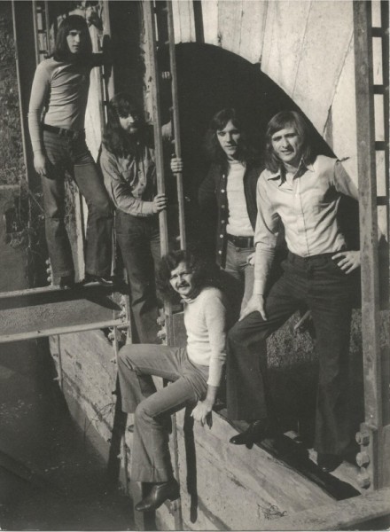 Grupa je kompletirana i prvu originalnu i po meni jedinu pravu Petu rijeku činili su Vladimir Kolarić gitara. Petar Bojmić bubnjevi, Nenad Bojmić bas, Antun Kraljević klavir i Boris Licitar orgulje.